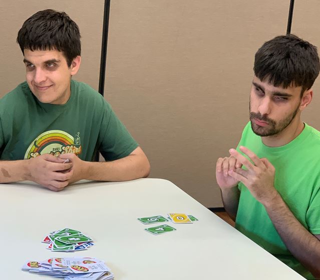 students play uno